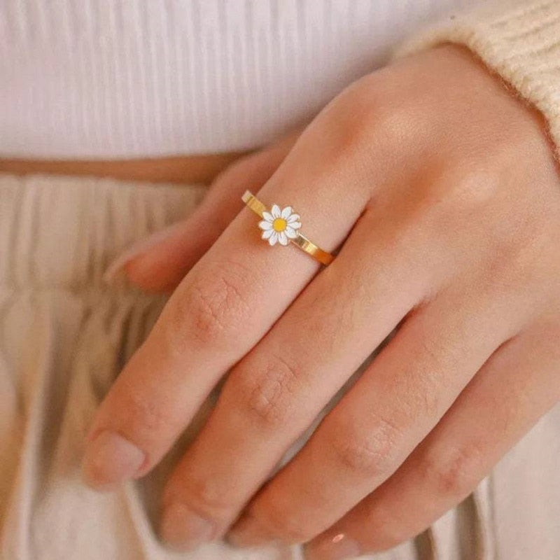 Women's Delicate Daisy Fidget Spinner Ring - fittedfortheoccasion